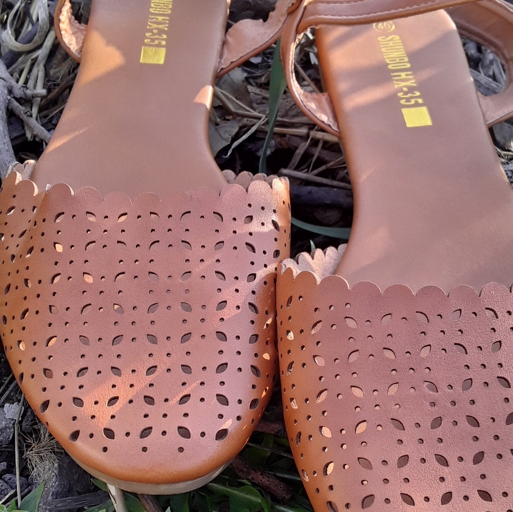 Shunbo HX-35 sandals new without box
